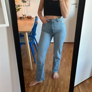 Jeans &OtherStories  - Jeans i modellen ”the favourite cut” från &OtherStories. Storlek 24/30. Jag är 163cm lång för referens. 
