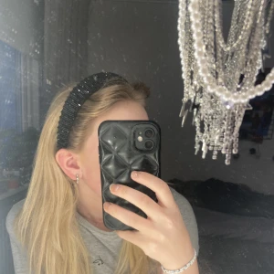 Diadem!!  - Super fint och knappt andvänt, inköpt för 3 veckor sedan men känner att jag inte passar i diadem så därför jag säljer💕💕 