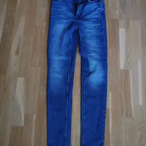 Blåa slim fit jeans från Lindex i modellen Vera. Färgen syns bäst på sista bilden. Nypris 499 kr. Använt endast ett fåtal gånger, fint skick!!