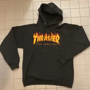 En jätte bekväm thrasher tröja med en liten skada