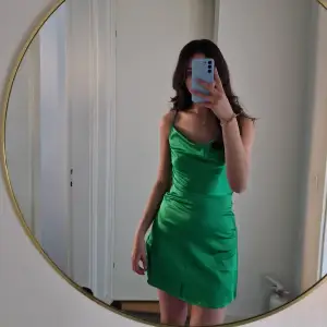 Jättefin grön klänning i satin. Vädligt fin rygg också! Tyvärr aldrig användt den ( har en liknande) 