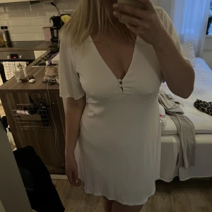 Vit klänning Nelly  - Vit och lätt klänning till sommarens alla varma dagar!   Använd fåtal gånger, i fint skick. Storlek XL.  Köpare står för fraktkostnad, kan mötas upp i Jönköping och Göteborg.