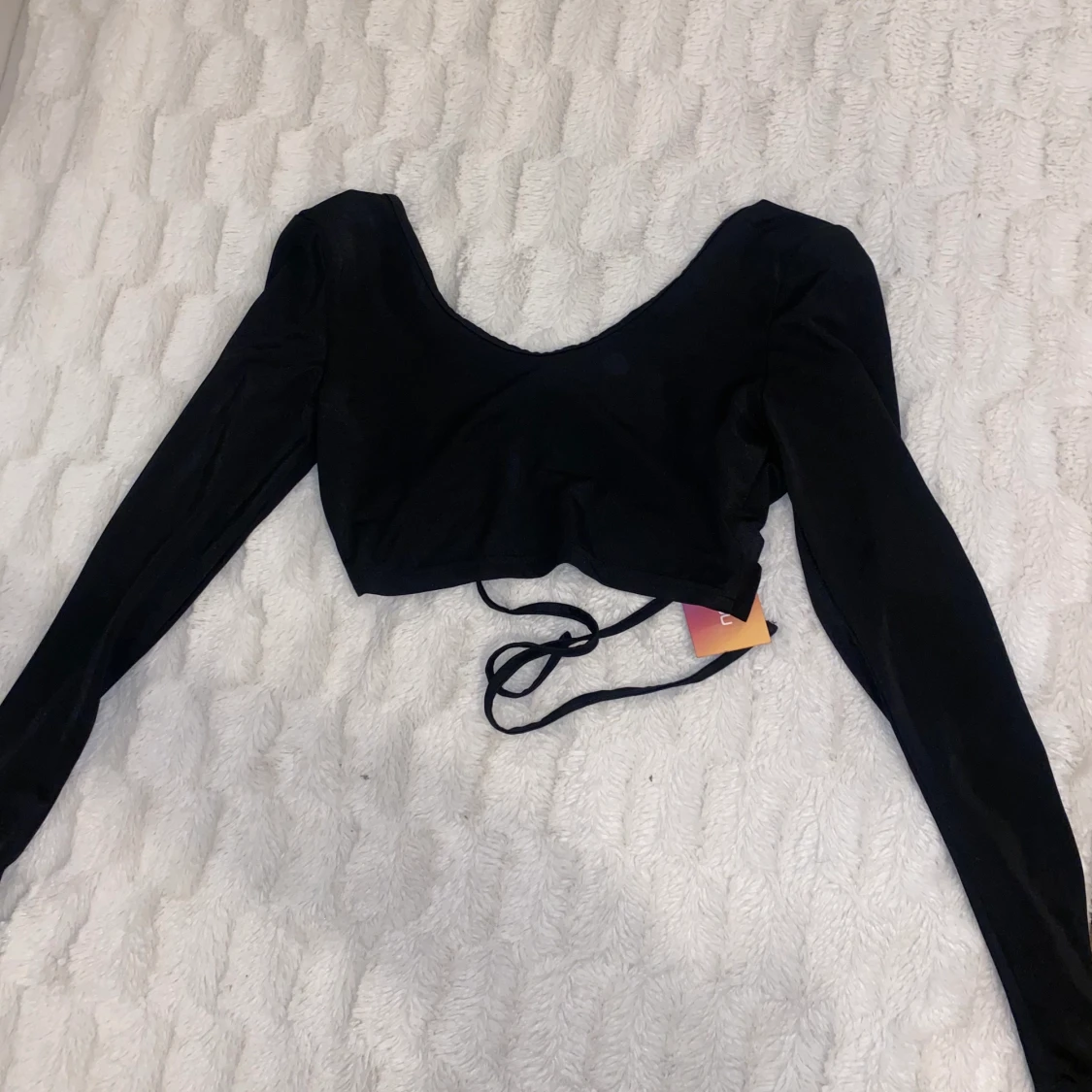 Svart crop top  öppen rygg med snöre