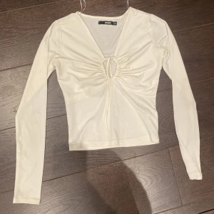 Gina topp - Skitsnygg topp från ginatricot! Säljer då den inte kommer till användning, inga defekter💕