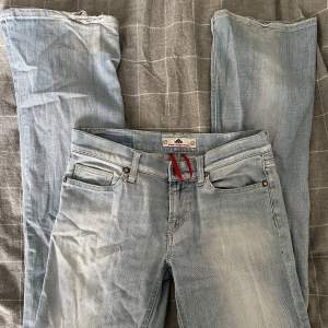 Passa som bootcut och straight det beror på.! Midjan: 37(x2) innebenslängd: 81cm  Man syns att det är lite trasig där nere men går och sy upp lite eftersom byxor är ganska lång 