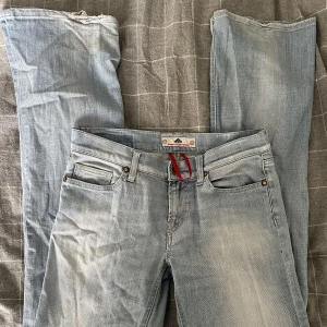 Lowwaist jeans - Passa som bootcut och straight det beror på.! Midjan: 37(x2) innebenslängd: 81cm  Man syns att det är lite trasig där nere men går och sy upp lite eftersom byxor är ganska lång 