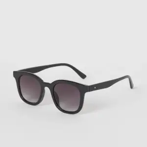 Solglasögon från hm🦋 hör av er vid minsta intresse eller funderingar 🫶 spårbar frakt på 29kr tillkommer 📦