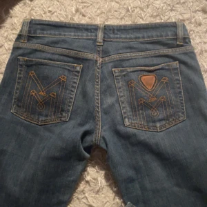 vintage jeans - (lånade bilder från förraägaren) skit snygga jeans som tyvärr var förstora på mig! aldrig använda och inga defekter. för långa på mig som är 158, passar någon som är 165.🫶 midjemåttet: 81  innerbenslängd: 83  kontakta mig vid frågor 🫶