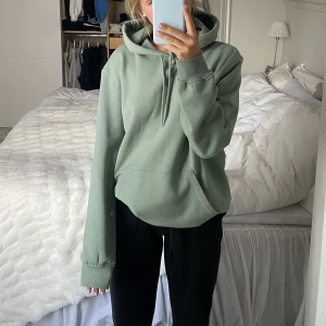 Hoddie  - Grön hoddie från hm helt oanvänd därför i väldigt bra skick. Super gosig och fin 