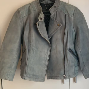 Skinnjacka - Vacker skinnjacka i äkta läder som passar perfekt för vår- och höst väder. Köpt från Hollies för 1300kr och säljer för 900kr💕