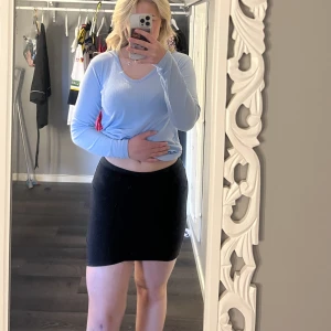 Svart kjol - Säljer denna svarta kjolen då den blivit för liten🩷 dm för frågor