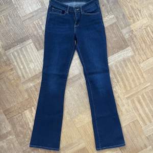 Mörkblåa low waist bootcut jeans från levi. Har endast använt den några gånger , bra skick 