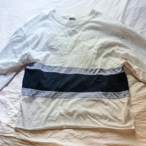Brandy Melville mysig tröja - Cozy and very comfortable/soft jersey top from Brandy Melville. It’s “one size fits all” but would say it’s equivalent to a s/m.  Good condition