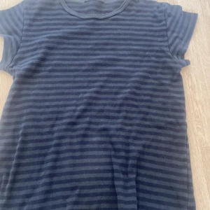 T-shirt  - Tröja från brandy Melville som jag inte använder längre för det är intr min stil längre(: men jätte snygg tröja & den är inte sliten och inga håll den ser ut som ny! Köpte den runt 130 säljer för 80! Man kan pruta ! ❤️