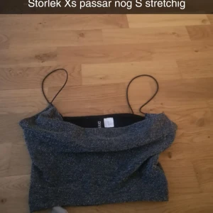 Linne - Linne från Hm, lite festligare linne och lite pösig vid bröstet. Storlek Xs men passar S eftersom linnet är stregchigt