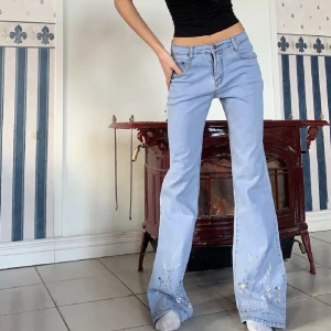 Utsvängda jeans! - Så fina vintage flare jeans med en ljusblå färg som har gullig detaljer vid benen.💖 Midjemåttet: 75 cm Innerbenslängden: 83 cm