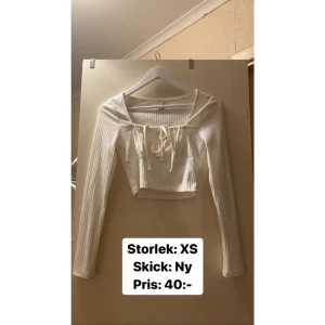 Ribbad topp - KOM GÄRNA MED EGET PRISFÖRSLAG. Pm för fler bilder!