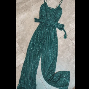 Fashion Nova jumpsuit  - Jumpsuit från Fashion Nova, supersnygg och trendig färg 🦚💕