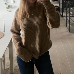 Stickad tröja - Stickad brun tröja från Na-kd. Använd ett fåtal gånger.