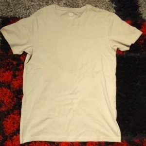 Beige tshirt - Beige t-shirt. Ny.