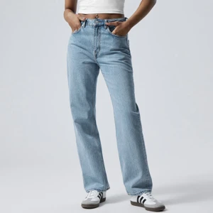 Weekday jeans  - Voyage High Straight Jeans från Weekday. Storlek W 27 L 30 Använda ett fåtal gånger men tyvärr för små för mig 