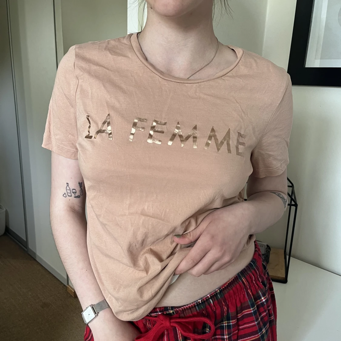 Beige tröja med text