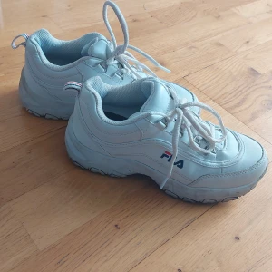 Vita Fila skor - Vita snyga fila skor. Säljer för att de är för små. Blev för små för något år sedan men orkade inte sälja då,haha. Använde bara 4-6 ggr då det inte riktigt var min stil. Tvättar de om någon är intreserad. Köpte för 500 tror jag så säljer dem billigt. 