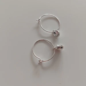 Smycken - Två örhängen och en silver kedja. Skriv om ni vill ha fler bilder eller om man är intreserad. De gula örhängerna från andra bilden har en liten fläck men det syns inte på långt håll :) Alla örhängen är tvättade!!😘 