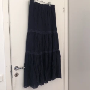 Mörkblå maxikjol strl L - Somrig långkjol från indiska strl L i gott skick. Köparen står för frakt. Dma gärna vid frågor eller funderingar!
