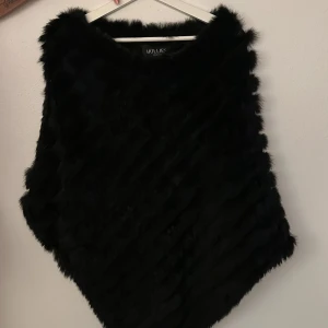Hollies poncho - Använd fåtal gånger, äkta päls. Strl s 