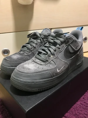 Nike Air Force 1 Smoke Grey  - Väldigt unika och sköna Air Forces till salu   Storlek 43 
