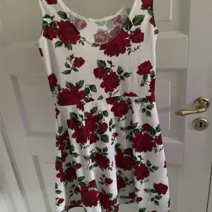 Blommig klänning - Storlek S, från Hm, använd 4 gånger