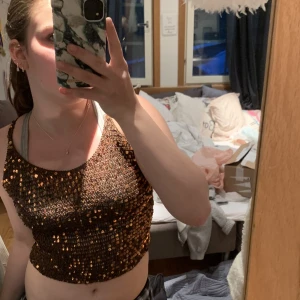 Glittrig festtopp - Croppat glittrigt linne💕 Assnyggt till fest eller krök❤️