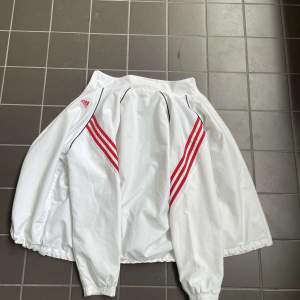 Tja, säljer denna feta adidas zip på grund av att den har blivit för liten!! I BRA SKICK!! Pris kan diskuteras vid snabb affär!!