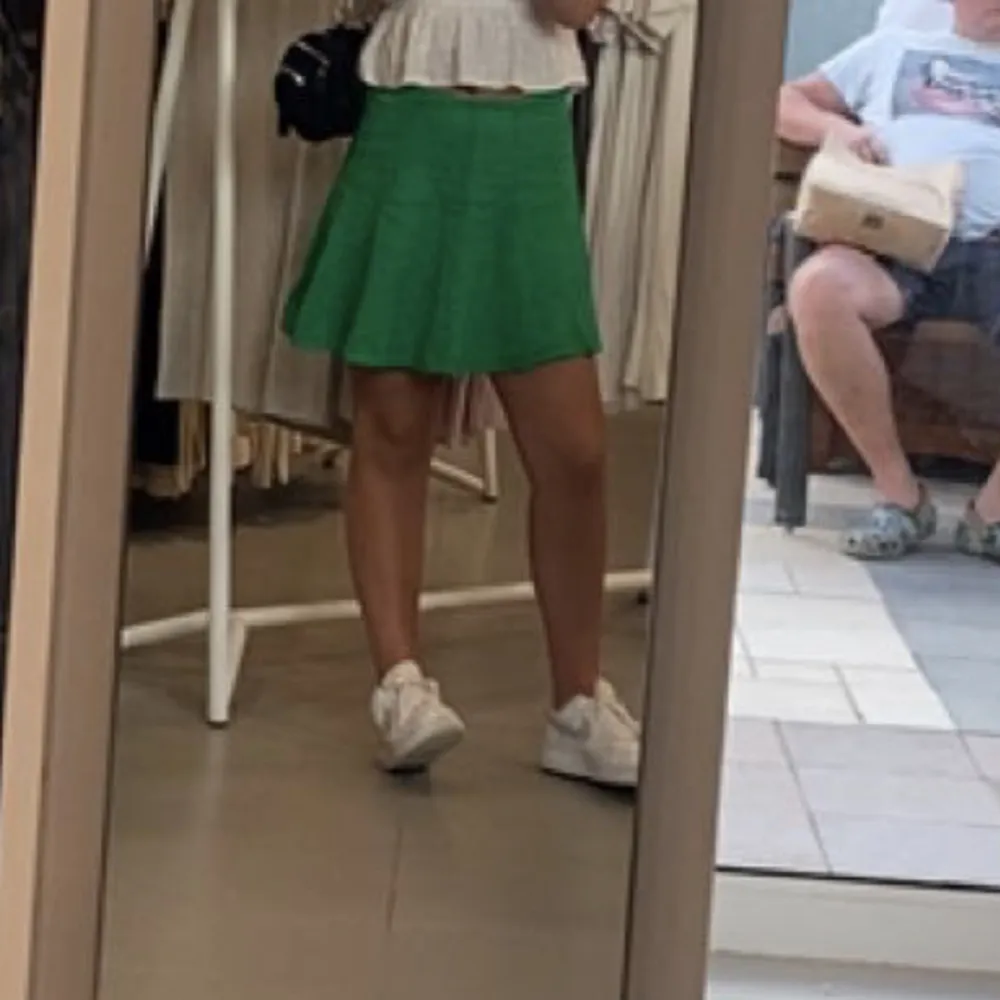 Jag säljer denna super fina gröna kjolen från Zara, storlek m/38. 💕💕. Kjolar.