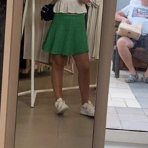 Jag säljer denna super fina gröna kjolen från Zara, storlek m/38. 💕💕