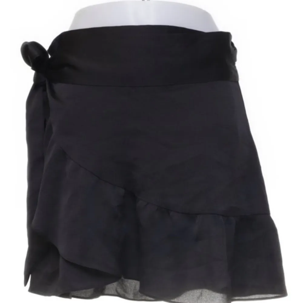 Säljer oanvänd svart omlott kjol från neonoir🖤storlek L . Kjolar.