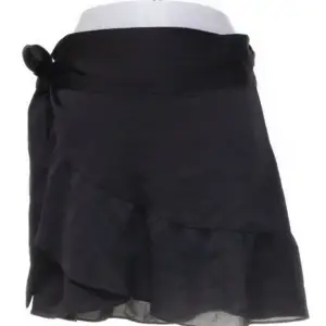 Säljer oanvänd svart omlott kjol från neonoir🖤storlek L 