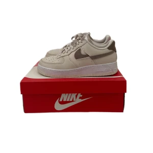 Nike air force - Säljer unika nike airforce pågrund av att jag inte använder dem längre. Dem är limited edition och väldigt sällsynta. Storlek 44, Pris 500kr