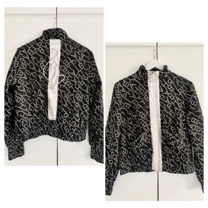 Baby Phat Monogram Jacka - BabyPhat jacka i nyskick Autentisk Tagg på insidan + alla originaldelar finns med 100% Polyester Storlek XL men passar mer som M