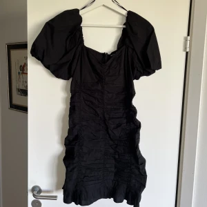 Svart klänning med puffärmar - Svart klänning med puffärmar från Gina Tricot. Helt ny! Prislapp kvar. 