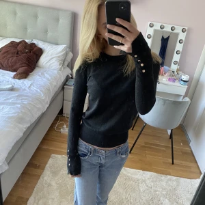Fin tröja från Zara - Jätte skön och fin tröja från Zara med guld knappar❤️tröjan är gråsvart, använd gärna köp nu!❤️