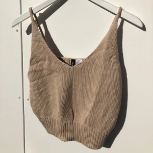 Stickad topp  - Använd få gånger, super fint skick! Passar S, M och L. 