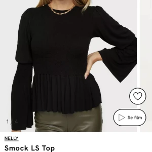 Svart topp - Svart slutsåld smockad topp med puffärmar och volanger samt vida ärmar. Stl xs från Nelly, använd fåtal gånger. Skriv gärna vid frågor/för fler bilder🫶🏼
