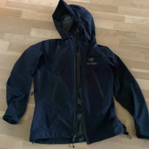 Arc’teryx jacka  - ⚠️äkta⚠️ Inga synliga fel på utsidan, dock lite sönder på insidan vid vissa ställen. men somsagt inget som syns på utsidan.  Exakta storleken står på andra bilden 🤝 