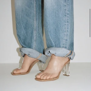Zara klackar  - Genomskinliga klackar från Zara! Har en bred klack vilket gör så att de blir lättare att gå i. Passar till allt!! Använda 1 gång. Nypris 399kr💕