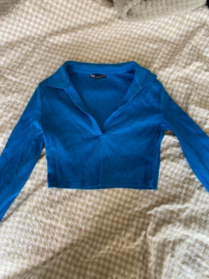 Blå tröja ifrån zara 💙 - En av mina favorittröjor men jag har köpt den i en annan storlek! Den är använd några gånger men är i ett väldigt bra skick ändå 🙌🏼 