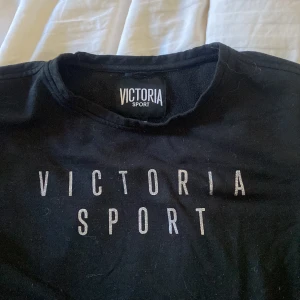 Victoria’s secret - Tjocktröja från Victorias secret. Köpt i usa. Superskön. Tyck på bröstet samt ”volang” på ärmarna