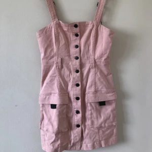 Ljus rosa klänning  - Fin ljusrosa klänning med svarta detaljer