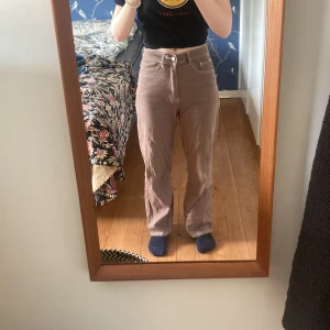 Bruna jeans - Bruna jeans från Shein med vita sömmar. Aldrig använda och inga defekter